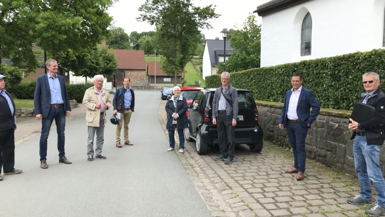 Bürgermeisterkandidate Daniel Razat (2. von links) beim Ortsrundgang Bürgermeisterkandidate Daniel Razat (2. von links) beim Ortsrundgang