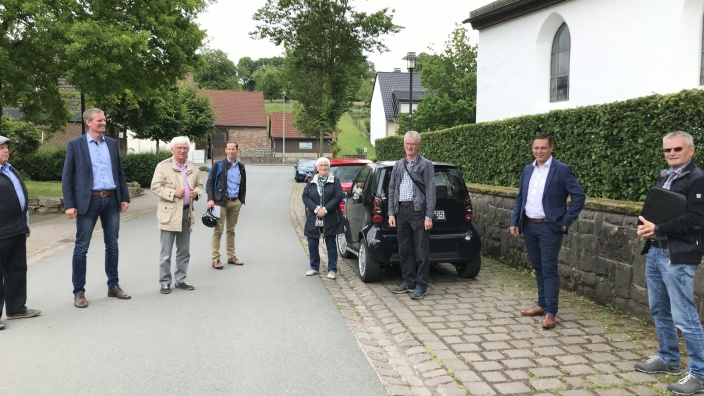 Bürgermeisterkandidate Daniel Razat (2. von links) beim Ortsrundgang
